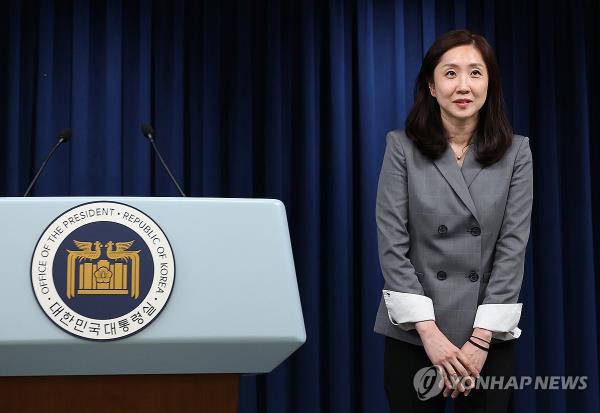 Kim Soo-kyung, new spokesperson of the presidential office, meets with reporters at the office in Seoul on Dec. 3, 2023. (Yonhap)