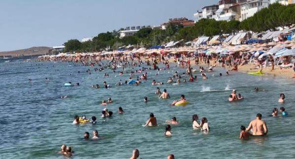 Av?a Island heaving with 200,000 vacationers