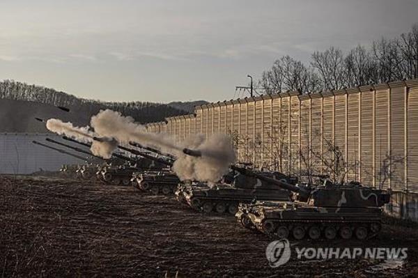 This undated file photo shows K9 self-propelled howitzers firing artillery shells at a firing range. (Yonhap)