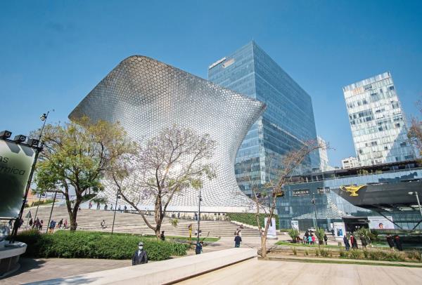 The avant-garde Museo Soumaya in the posh district of Polanco. — Photos: PHILIPP LAAGE/dpa