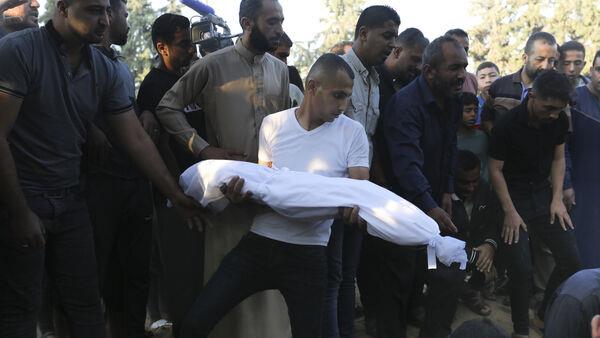 Israeli troops target underground compounds as thousands flee northern Gaza