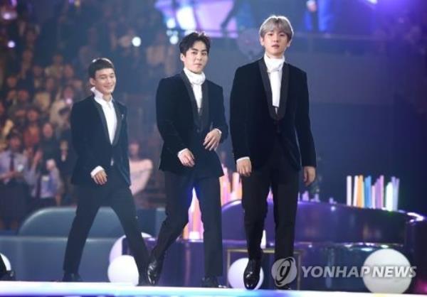 EXO members Chen, Baekhyun and Xiumin are seen in this photo provided by music cable channel Mnet. (PHOTO NOT FOR SALE) (Yonhap)