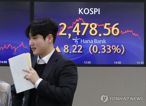 This photo taken Jan. 26, 2024, shows the dealing room of Hana Bank in Myeongdong, central Seoul. (Yonhap)