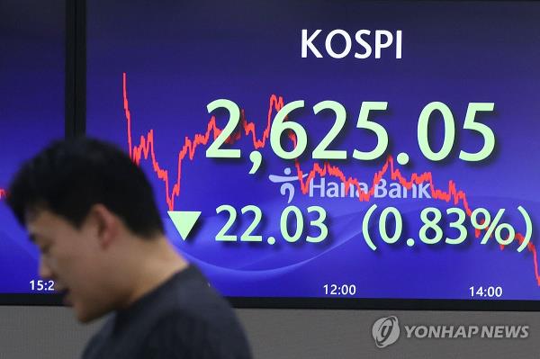 A dealing room at Hana Bank branch in central Seoul on Feb. 27, 2024. (Yonhap)