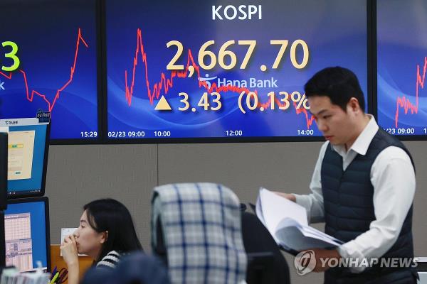 The dealing room at a Hana Bank branch in central Seoul on Feb. 23, 2024 (Yonhap)