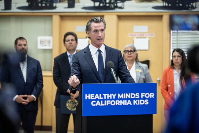Gov. Gavin Newsom outlined new efforts to support the mental health of students at McLane High School in Fresno on Aug. 18, 2022. Photo by Larry Valenzuela, CalMatters/CatchLight Local