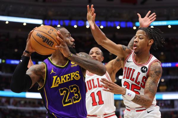 The Lakers' LeBron James is defended by the Bulls’ Dalen Terry during the first half Wednesday, Dec. 20, 2023, at the United Center.