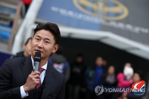 Retired football player Lee Chun-soo speaks into a microphone in this undated file photo. (Yonhap)