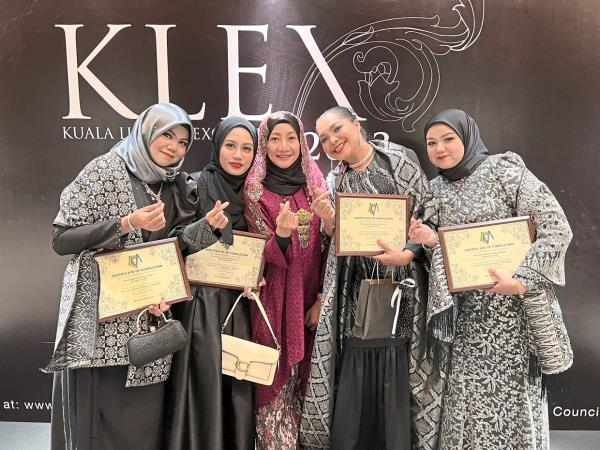 Siti (second from left) and her workshop coursemates pose with their teacher, kelingkan crafter Nik Marhammah. Photo: Amirul Muhammad 