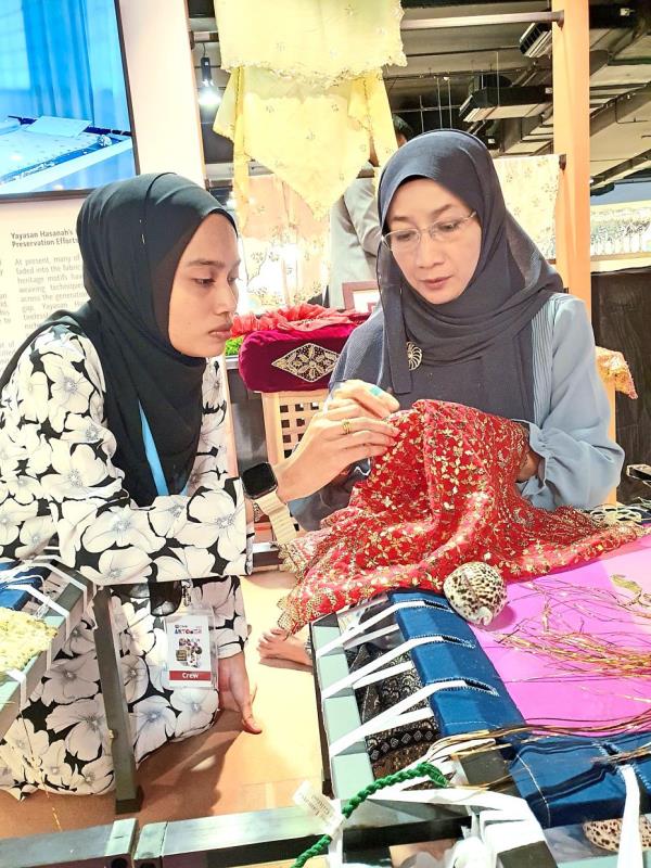 Nik Marhammah (right) envisions a future where more students like Siti (left) can embrace kelingkan. 