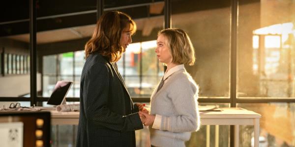 Jennifer Garner and Emma Myers in Family Switch