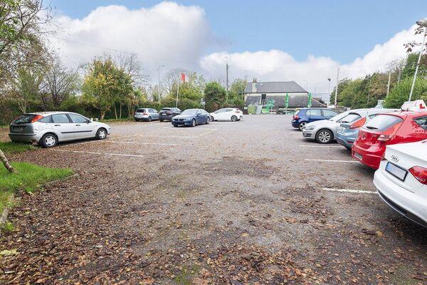 Parking on the 0.4 acre roadside N27 site at Ballycurreen