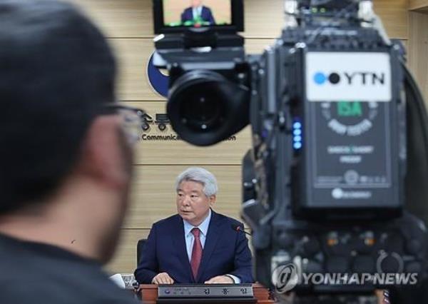 Kim Hong-il, chairman of the Korea Communications Commission, presides over a meeting in Gwacheon, south of Seoul, on Feb. 7, 2024. (Yonhap)