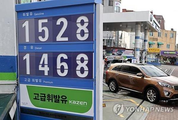 A sign at a gas station in Seoul shows gasoline and diesel prices on Jan. 28, 2024, as fuel prices are predicted to rise. (Yonhap)