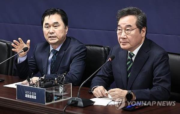 Lee Nak-yon (R), a former prime minister and opposition leader, speaks to reporters at his party's office in Seoul on Feb. 20, 2024. (Yonhap) 
