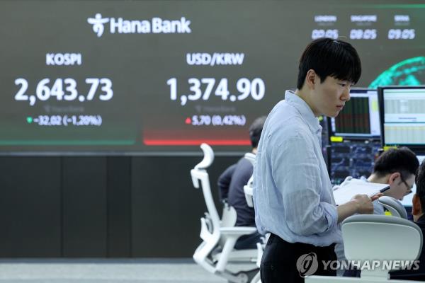 This photo taken April 25, 2024, shows the dealing room at a Hana Bank branch in central Seoul. (Yonhap) 