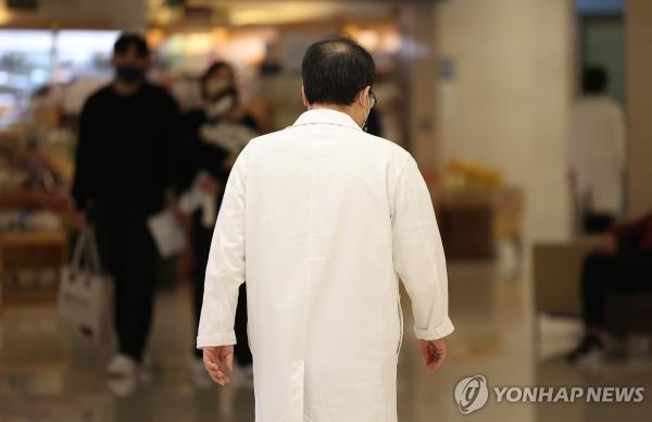 A medical worker walks in a hall at a hospital in Seoul on March 29, 2024. (Yonhap)