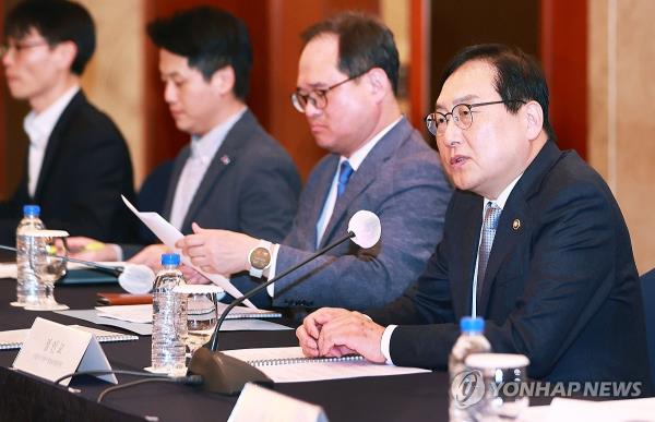 Trade Minister Cheong In-kyo (R) speaks during a meeting in Seoul on March 20, 2024, in this file photo provided by the Ministry of Trade, Industry and Energy. (PHOTO NOT FOR SALE) (Yonhap)