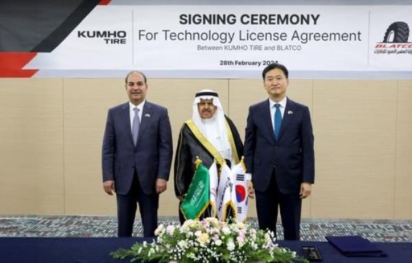 This undated file photo provided by Kumho Tire shows a signing ceremony held between the South Korean company and Saudi Arabia's Blatco Co. (PHOTO NOT FOR SALE) (Yonhap)
