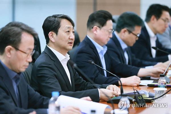 Industry Minister Ahn Duk-geun speaks during a meeting held in Cheongju, 112 kilometers south of Seoul, on March 18, 2024, in this photo released by the Ministry of Trade, Industry and Energy. (PHOTO NOT FOR SALE) (Yonhap)