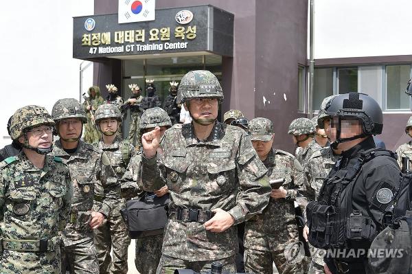Joint Chiefs of Staff (JCS) Chairman Adm. Kim Myung-soo (front, C) visits the 707th special mission group, an elite counter-terrorism unit under the Special Warfare Command, on April 23, 2024, in this photo provided by the JCS. (PHOTO NOT FOR SALE) (Yonhap)