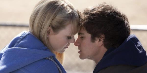 Dwen and Peter pressing their foreheads together in The Amazing Spider-Man