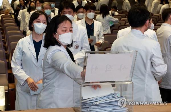Professors at Korea University in Seoul submit their resignations during a meeting on March 25, 2024. (Yonhap)
