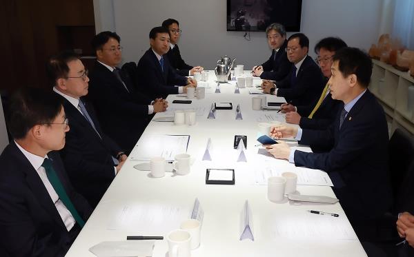 Kim Joo-hyun (R), chairman of the Financial Services Commission, speaks during a meeting with the heads of five commercial banks and one local bank in Seoul on April 1, 2024, in this photo provided by the financial regulator. (PHOTO NOT FOR SALE) (Yonhap)