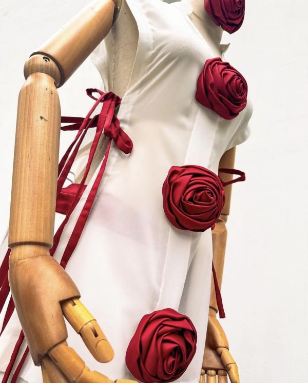 The piece took 120 hours to make, and is hand-sewn by Jong's mother, Chita Jinoleh. Photo: House of Antara