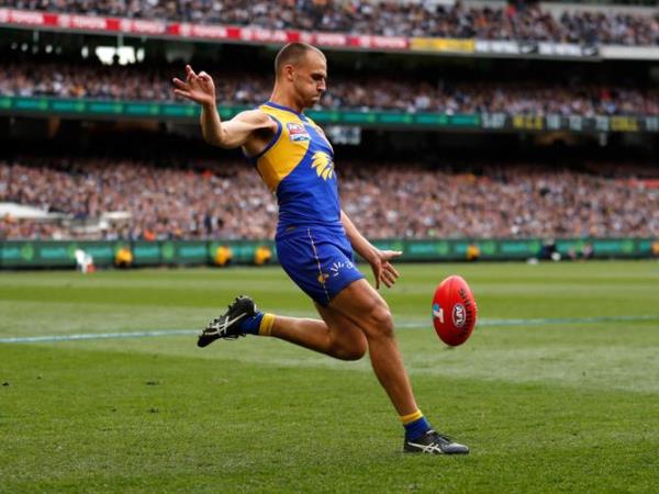 Dom Sheed kicks the premiership-winning goal for West Coast in 2018.