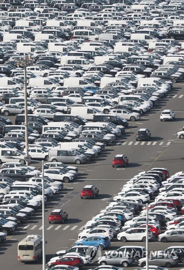 This file photo, taken Jan. 27, 2022, shows a Hyundai Motor Co. pier in Ulsan, some 300 kilometers southeast of Seoul, packed with cars waiting to be shipped. (Yonhap)