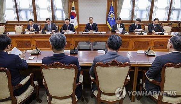 Prime Minister Han Duck-soo (C) holds a meeting with the heads of major general hospitals at the government complex in Seoul on March 29, 2024. (Yonhap)