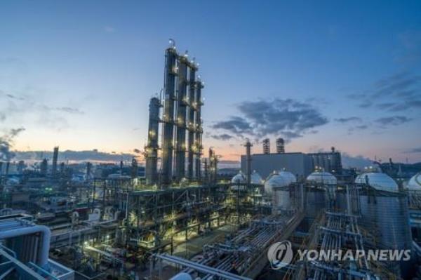 This photo provided by Kumho Petro Chemical Co. shows its plant in Ulsan on the southeastern coast. (PHOTO NOT FOR SALE) (Yonhap)