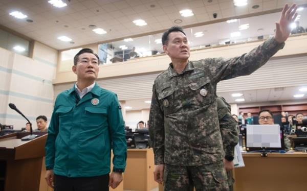 Defense Minister Shin Won-sik (L) and Joint Chiefs of Staff Chairman Adm. Kim Myung-soo visit a key military command bunker operated by the Capital Defense Command in Seoul on March 7, 2024, in this photo provided by his office. (PHOTO NOT FOR SALE) (Yonhap)
