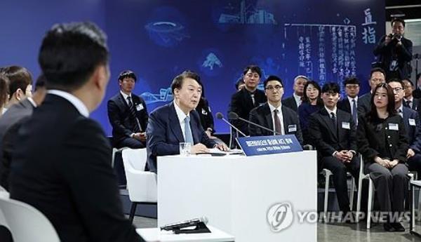President Yoon Suk Yeol (C) speaks during a debate forum on improving people's livelihoods in Cheongju, North Chungcheong Province, on March 26, 2024. (Pool photo) (Yonhap)