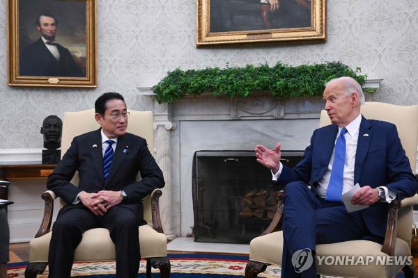 U.S. President Joe Biden (R) meets with Japanese Prime Minister Fumio Kishida in the Oval Office of the White House in Washington on April 10, 2024, in this photo released by AFP. (Yonhap)