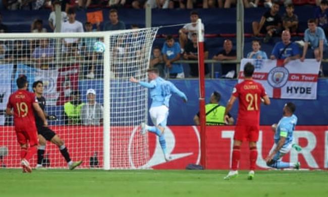 Cole Palmer heads in Manchester City’s equaliser.