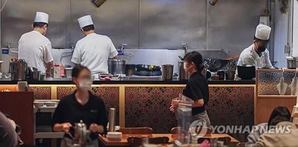 This file photo taken Jan. 28, 2024, shows workers at a restaurant in Seoul. (Yonhap)