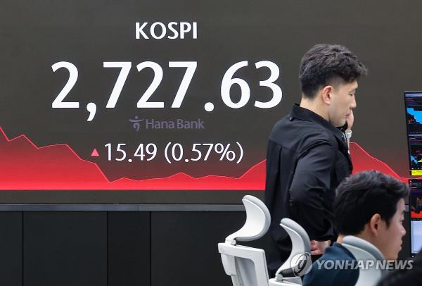 This photo taken on May 10, 2024 shows the dealing room of Hana Bank in central Seoul. (Yonhap)