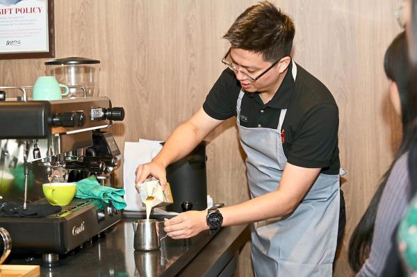 Handcrafted coffee using an in-house blend and fresh milk is what makes Café Mesra’s brews special.